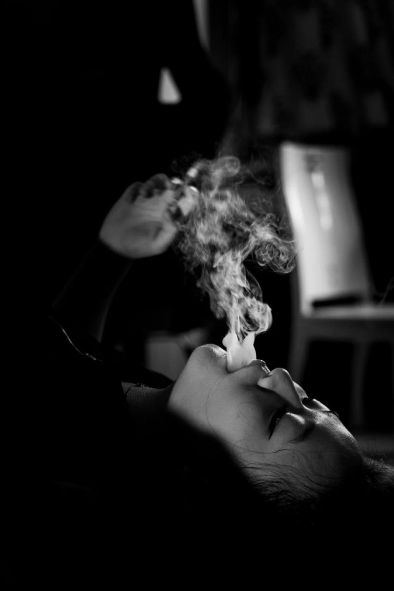 ảnh hút thuốc buồn 3