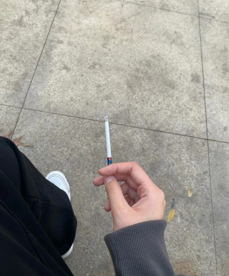 ảnh hút thuốc buồn 32