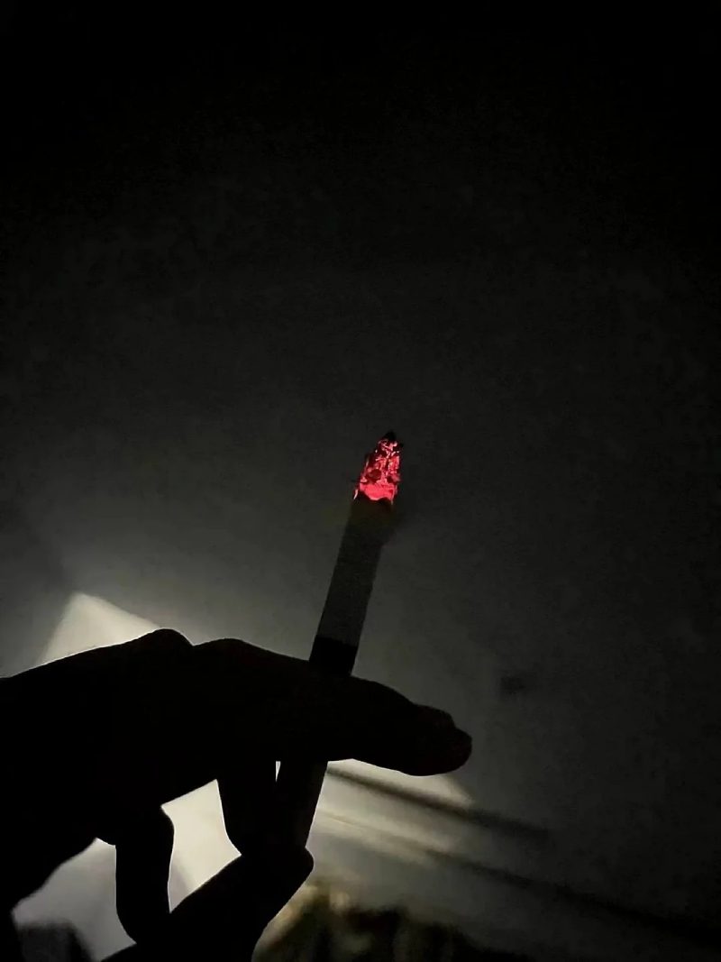 ảnh hút thuốc buồn 34