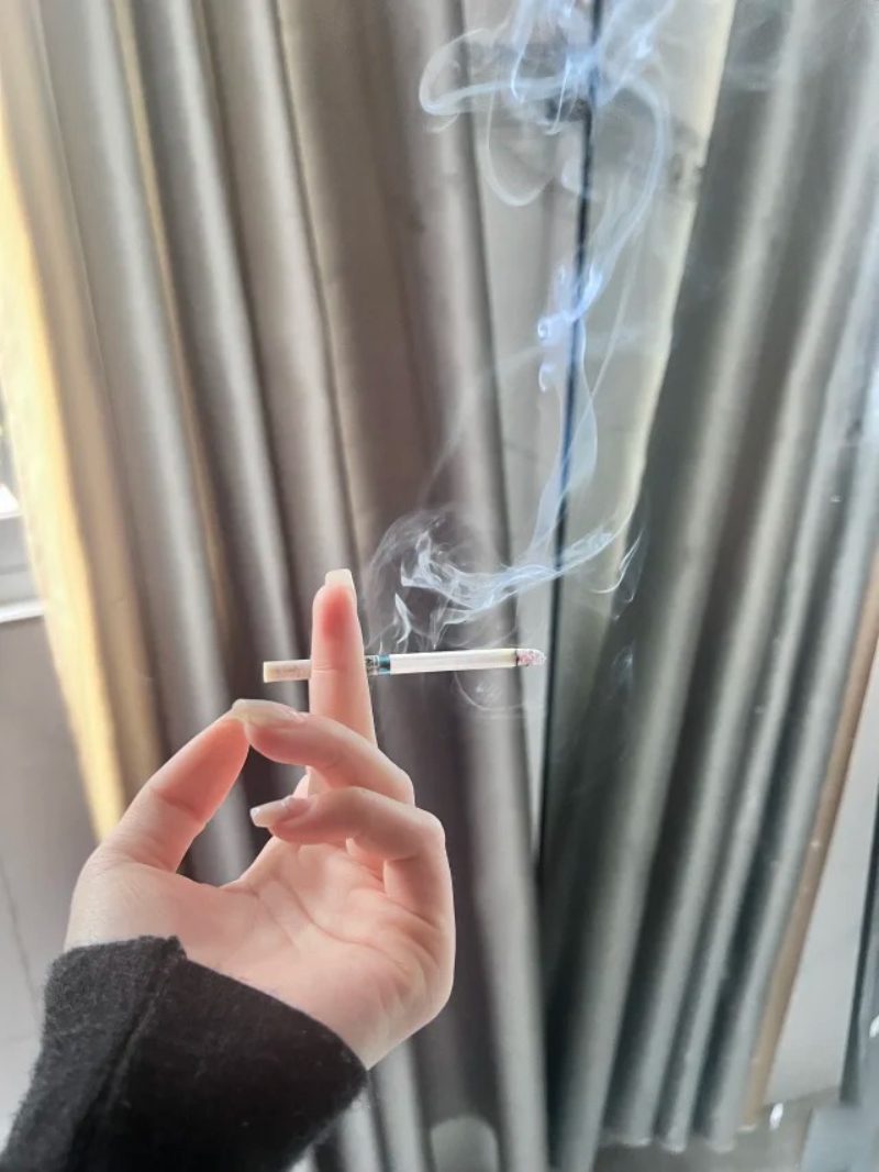 ảnh hút thuốc buồn 35