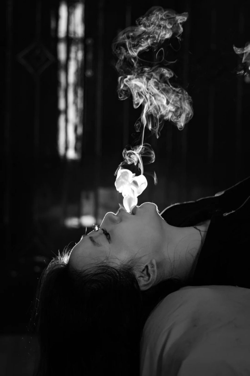 ảnh hút thuốc buồn 5