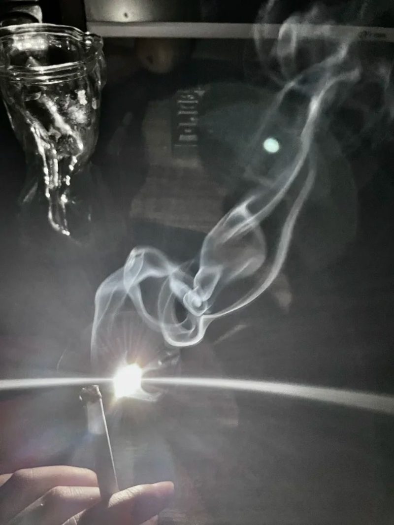 ảnh hút thuốc buồn 6