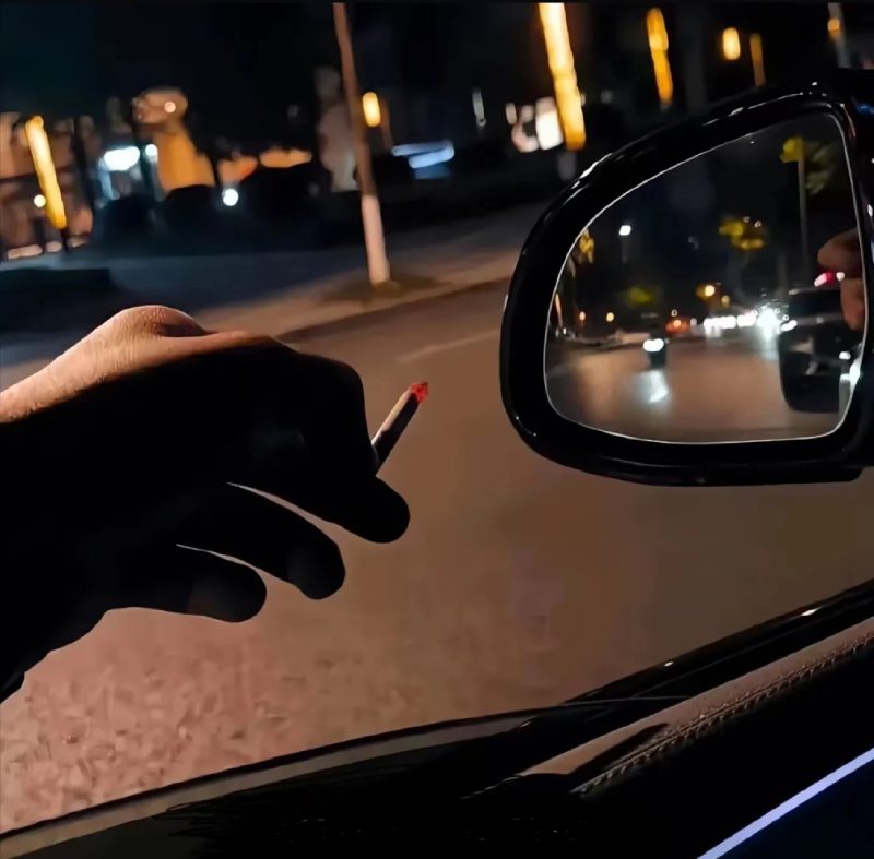 ảnh hút thuốc cô đơn