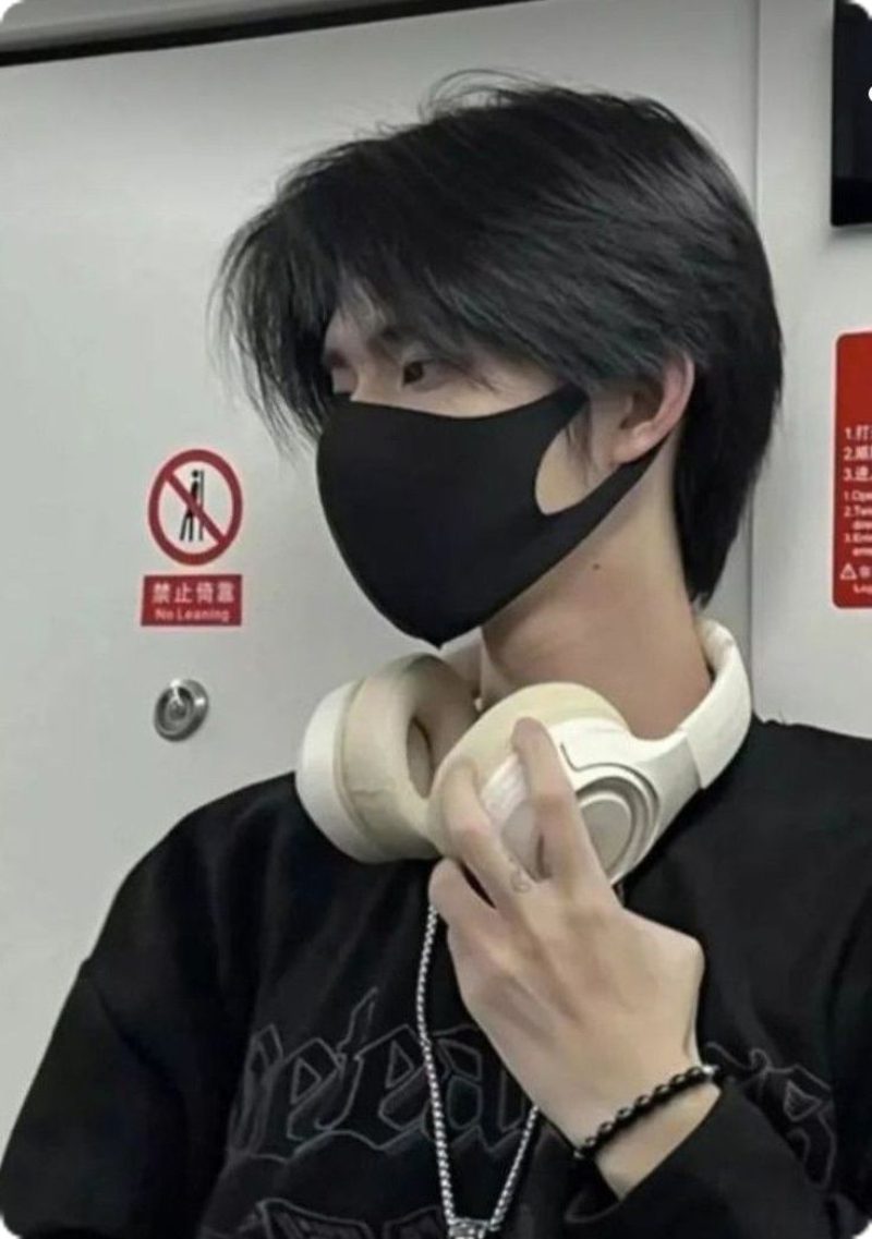 ảnh trai đẹp đeo khẩu trang 12