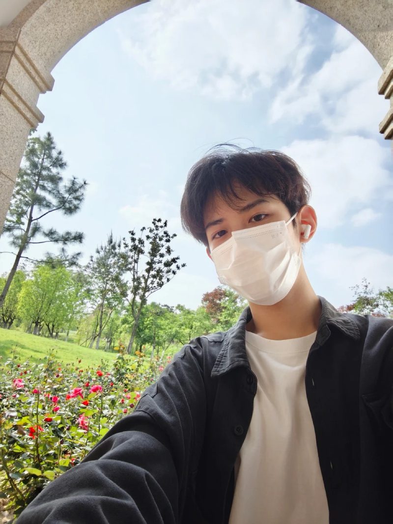 ảnh trai đẹp đeo khẩu trang 30