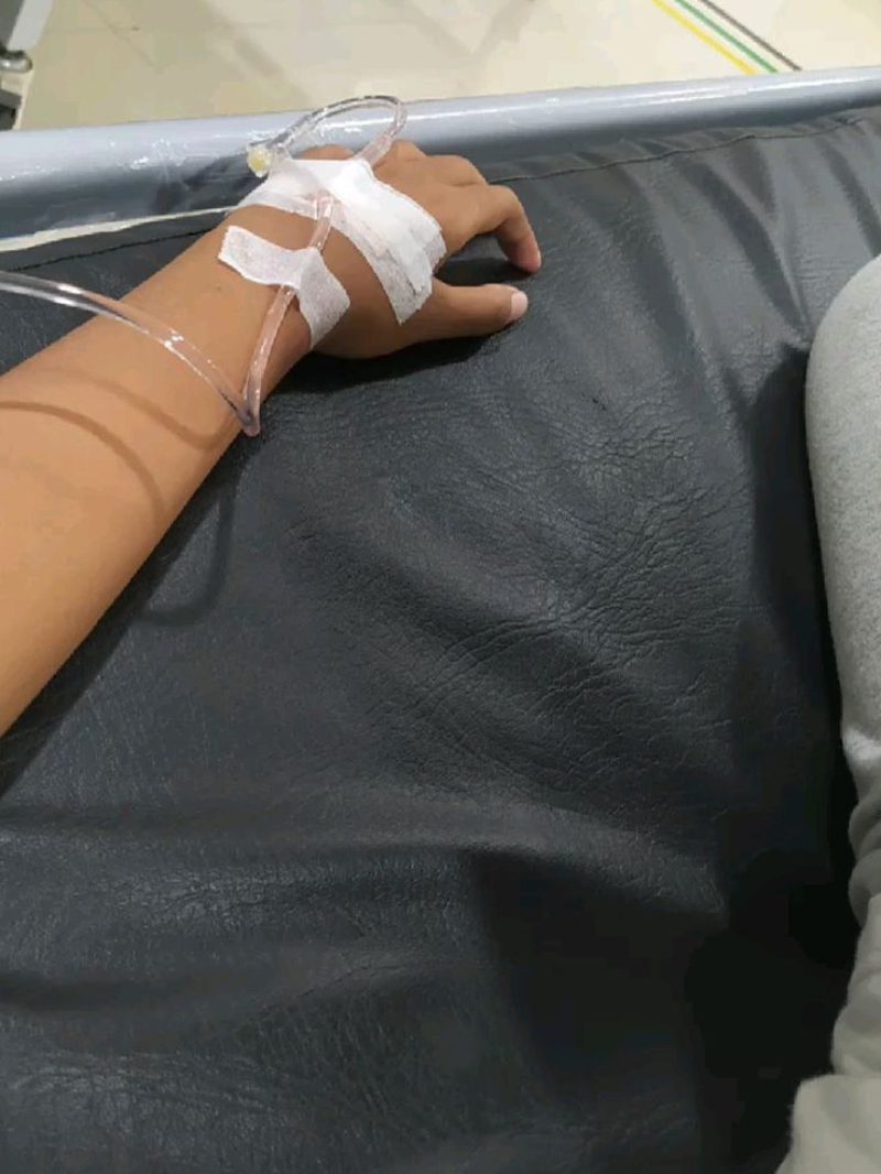 ảnh truyền nước ở tay nam 14