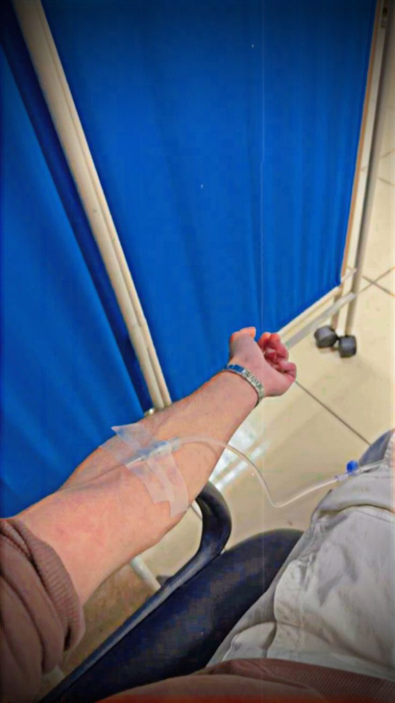 ảnh truyền nước ở tay nam 2