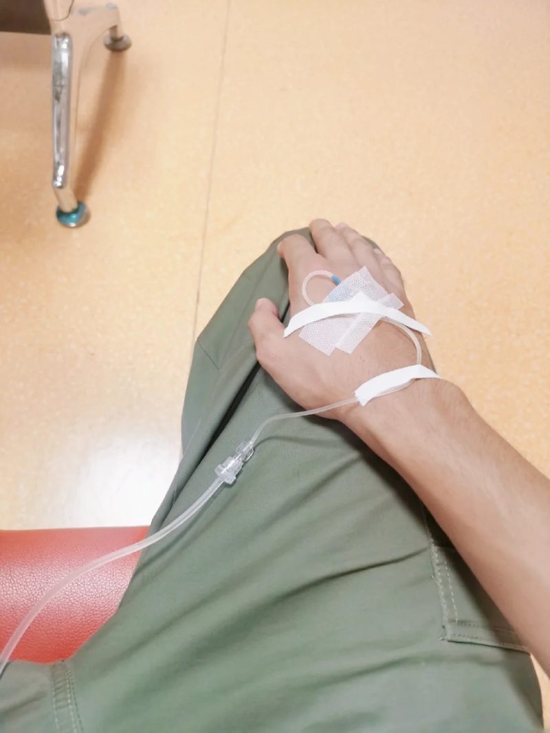 ảnh truyền nước ở tay nam 26