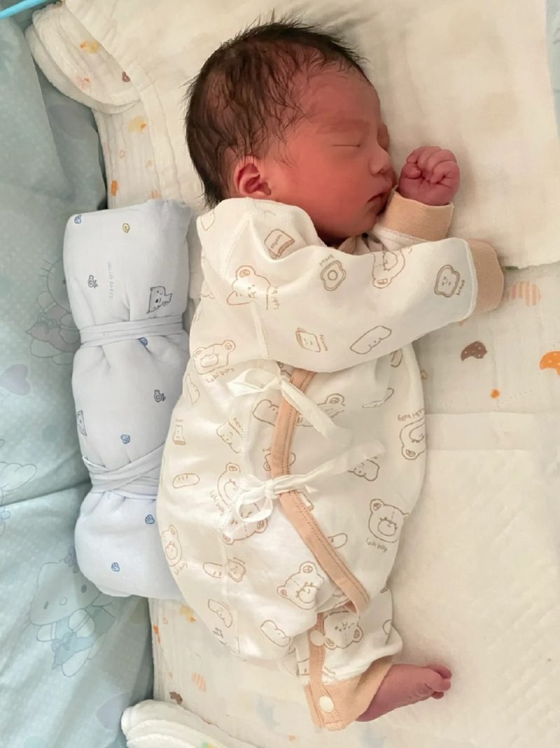 hình ảnh em bé trai sơ sinh dễ thương 13