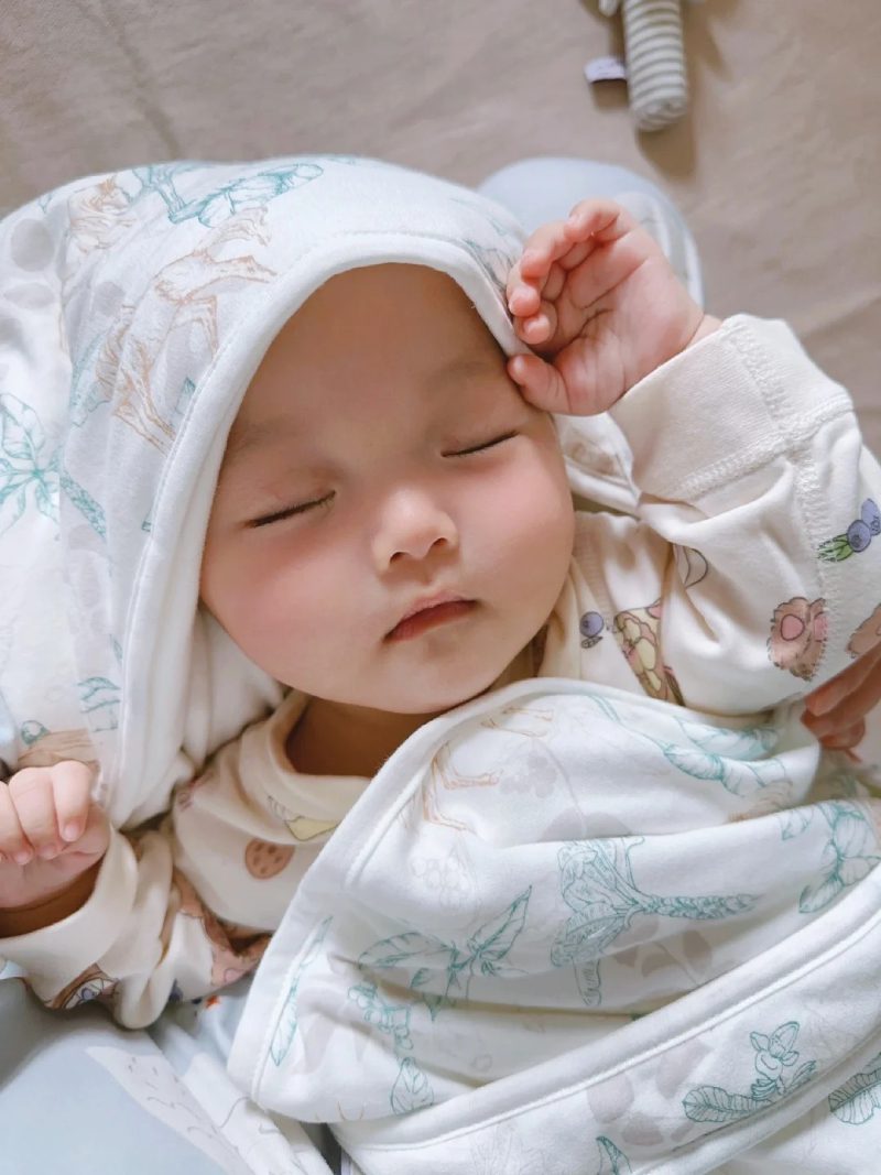 hình ảnh em bé trai sơ sinh dễ thương 15