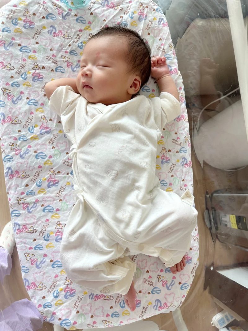 hình ảnh em bé trai sơ sinh dễ thương 2