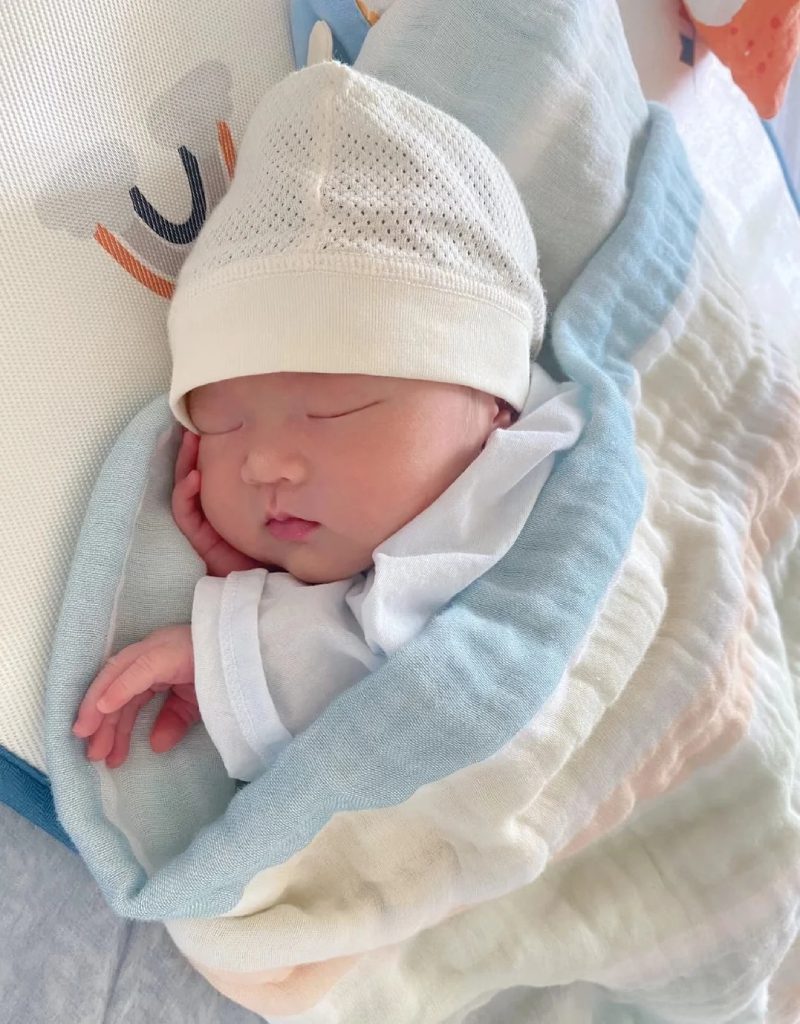 hình ảnh em bé trai sơ sinh dễ thương 22