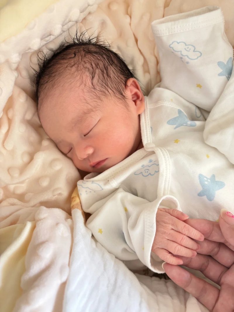 hình ảnh em bé trai sơ sinh dễ thương 32