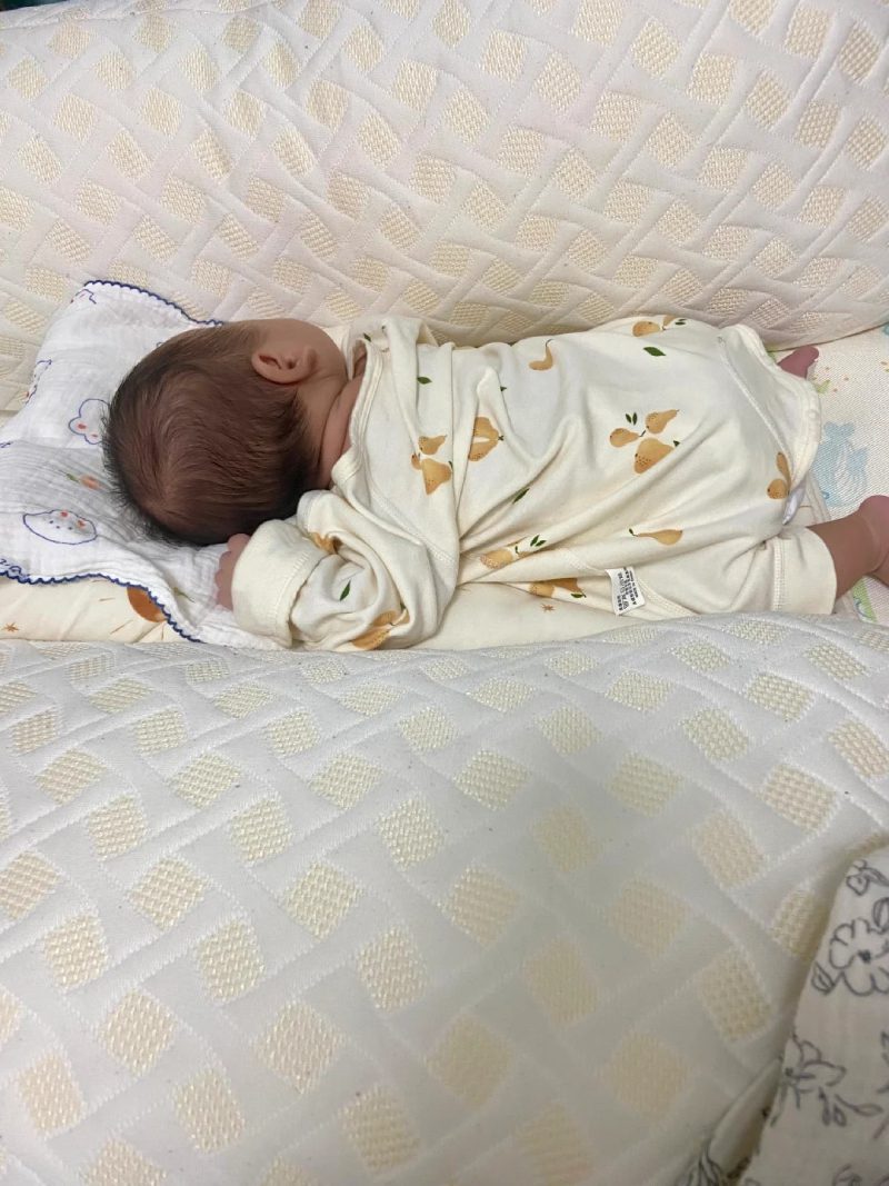 hình ảnh em bé trai sơ sinh dễ thương 34