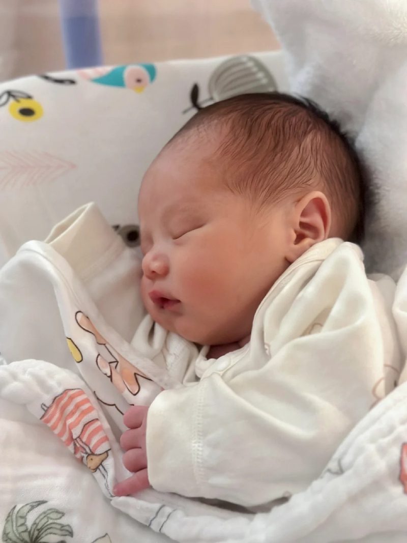 hình ảnh em bé trai sơ sinh dễ thương 6