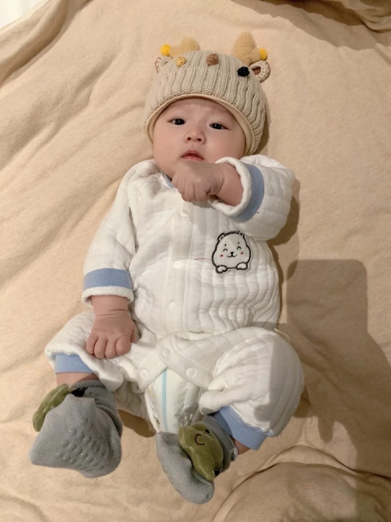 hình ảnh em bé trai sơ sinh dễ thương 8