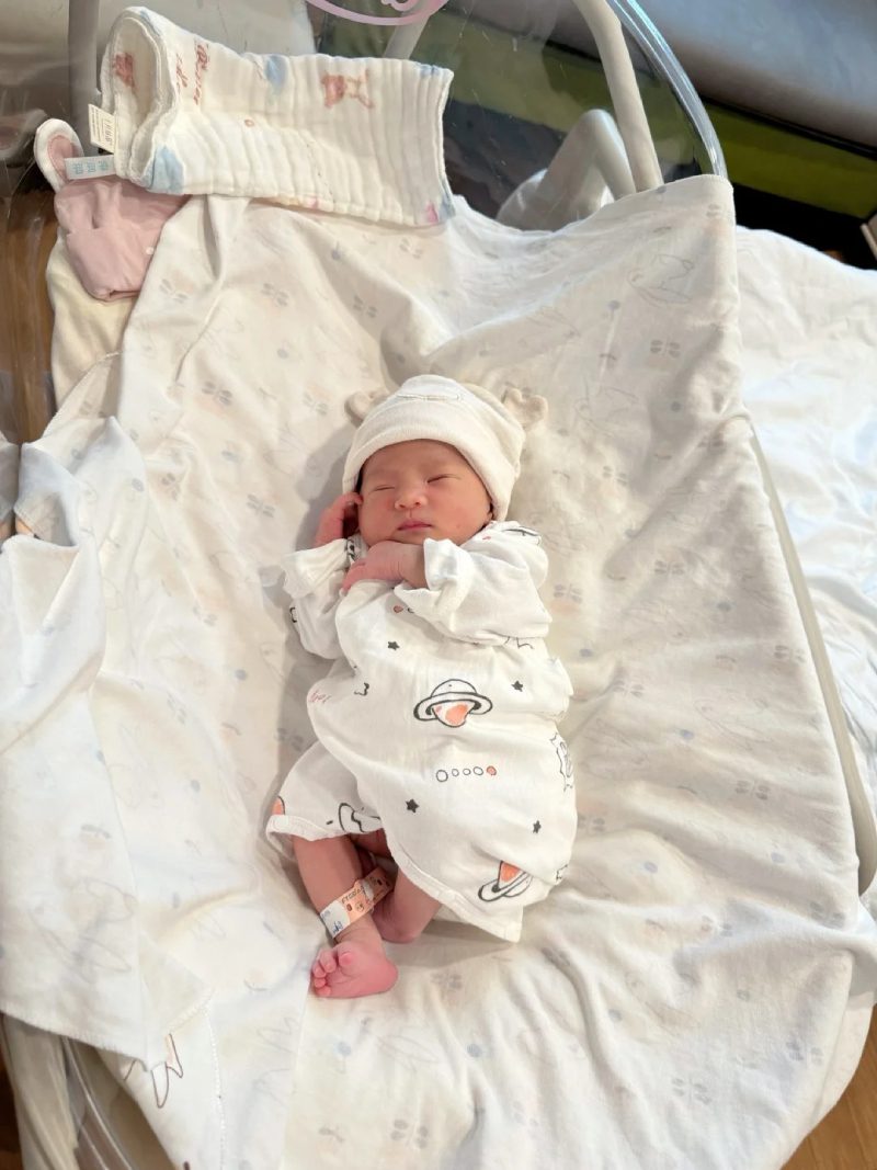 hình ảnh em bé trai sơ sinh dễ thương