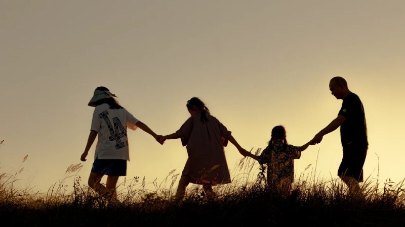 hình ảnh gia đình 4 người hạnh phúc