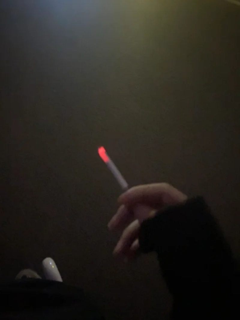 hình ảnh hút thuốc buồn