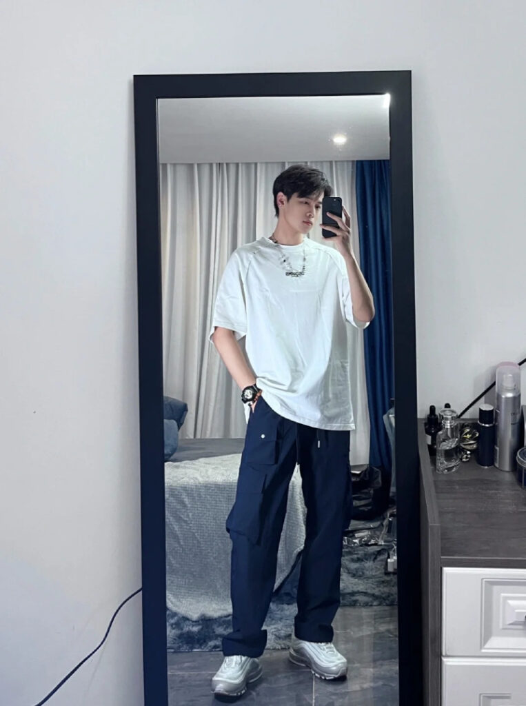 tạo dáng chụp ảnh trước gương nam 23