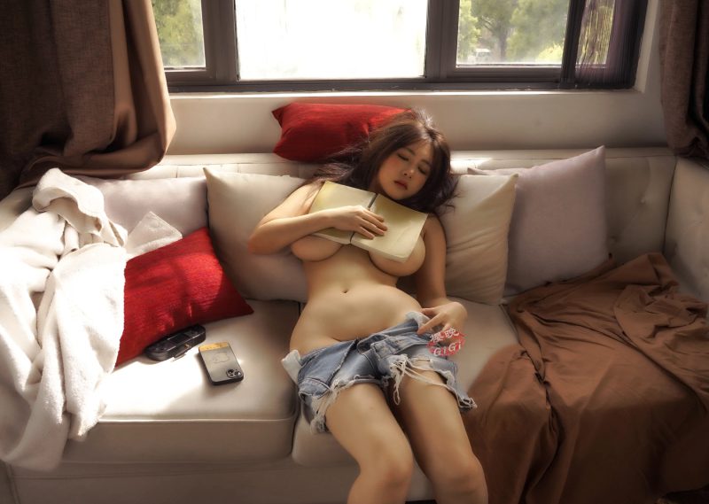 Gái xinh show vú đẹp hồng hào tự sướng