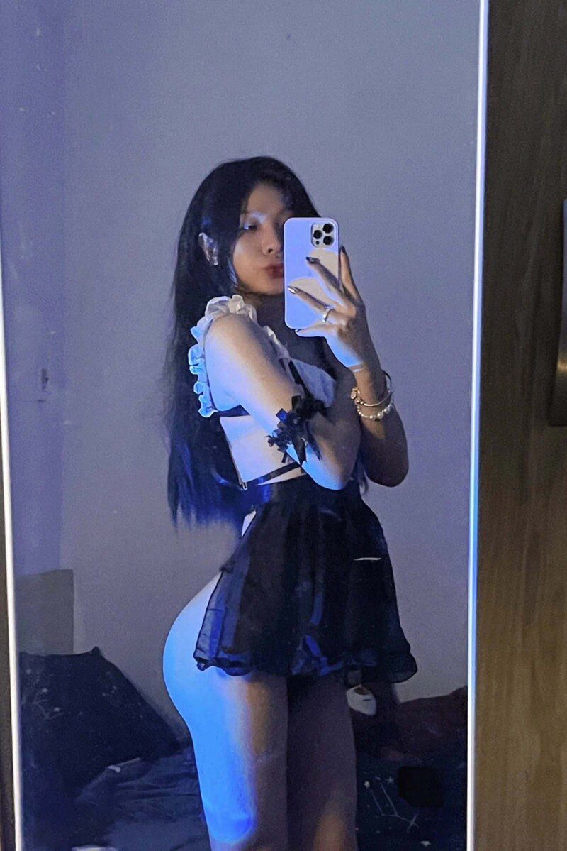 Ảnh Nhật Hạ cosplay người hầu hở hang