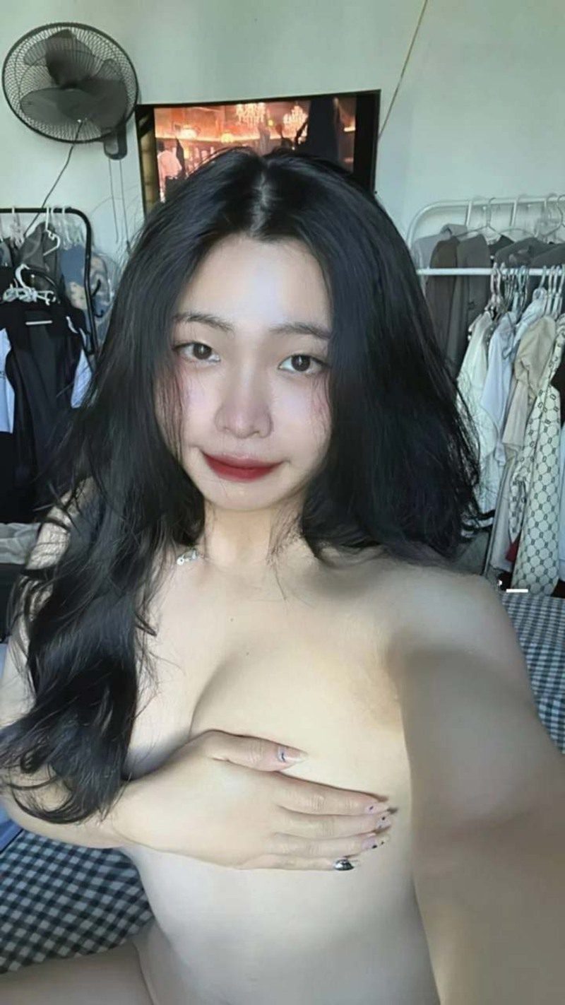 Ảnh Nhật Hạ nude lấy tay che ngực