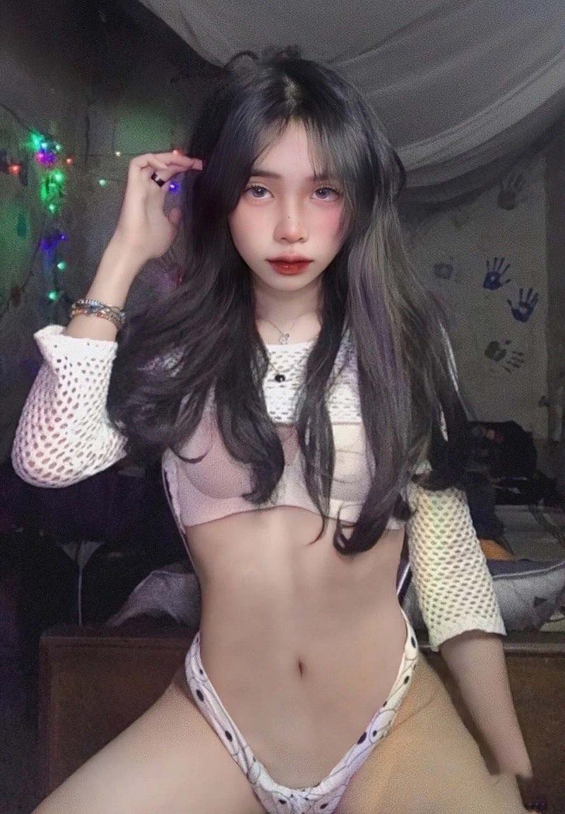 Ảnh Nhật Hạ sexy trong phòng ngủ