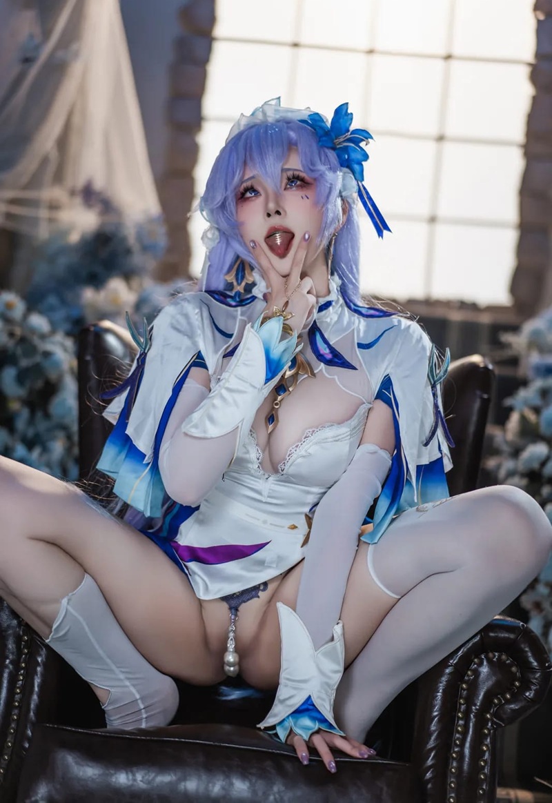 Ảnh gái cosplay khoe lồn đen nổi bật da trắng