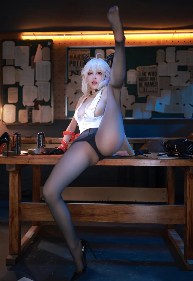 Ảnh gái cosplay khoe lồn hở hang trên giường