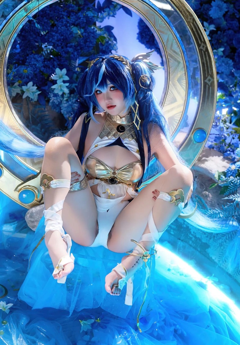 Pose dạng chân táo bạo ảnh gái cosplay khoe lồn
