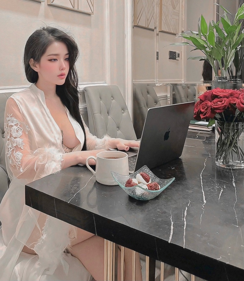 Ảnh sex Hoàng Nhân Linh Chi khoe đường cong