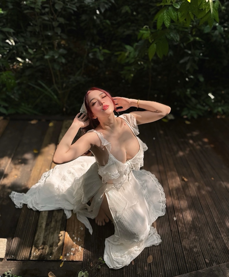 Hoàng Nhân Linh khoe mông tròn - Ảnh Sex Hoàng Nhân Linh