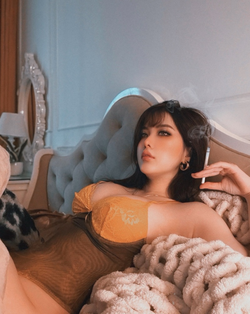 Ảnh sex Hoàng Nhân Linh Chi hồng hào gợi tình