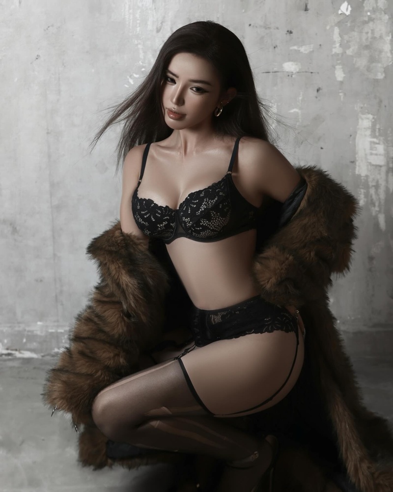Jennifer Dumy với mái tóc xõa vai trong ảnh này thật dịu dàng.